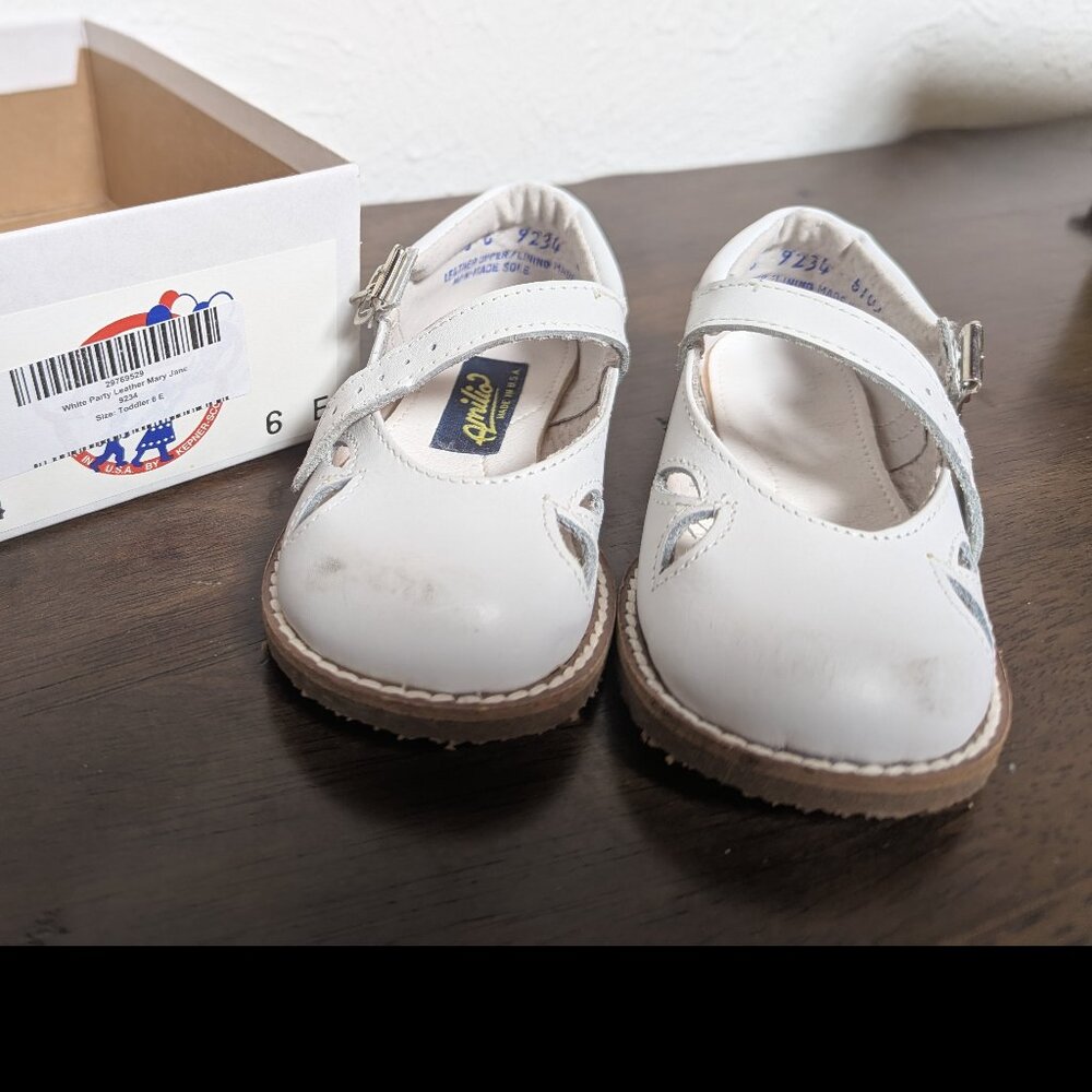 Amilio White Mary Janes, US size 7E (see size chart)